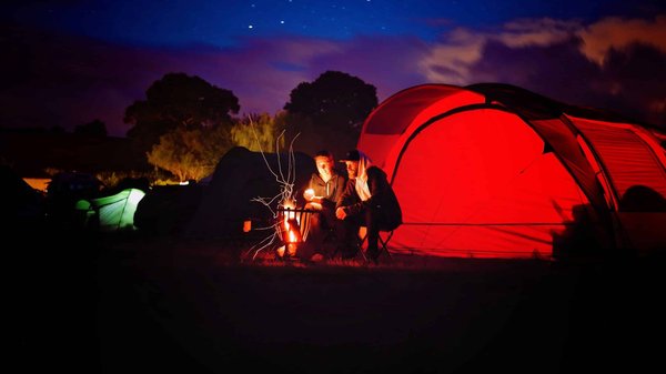 Quelles stratégies adopter pour rester au chaud pendant les nuits glacées en camping ?